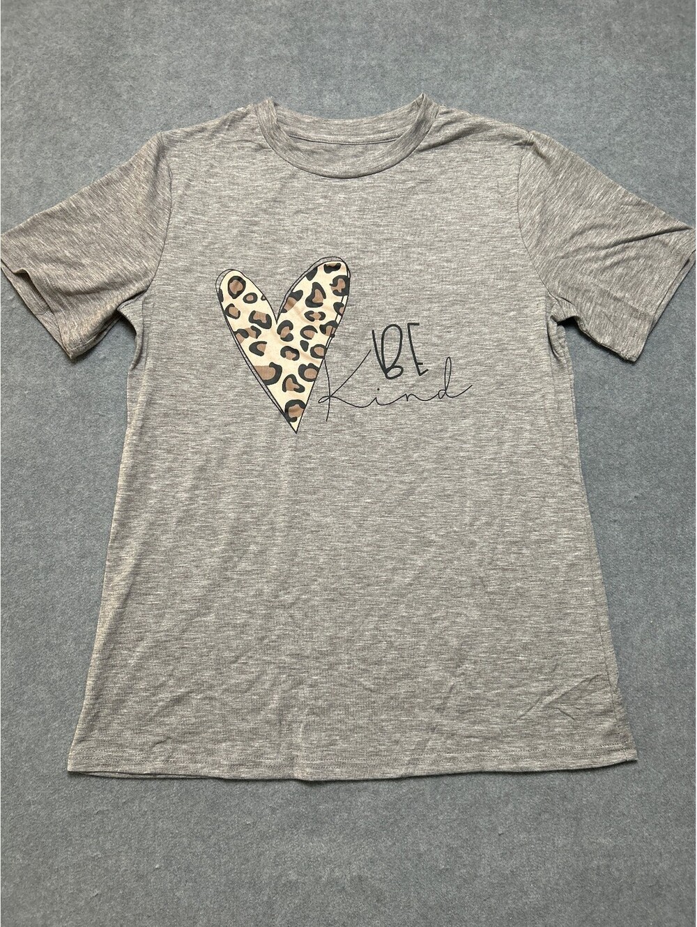 Womens Be Kind Leopard Heart Graphic Tee Gray Short Sleeve Top Size Small